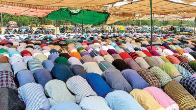 Muslims forcibly offers Namaz on street in Bareilly,  Lodge FIR against 100 people including Imam