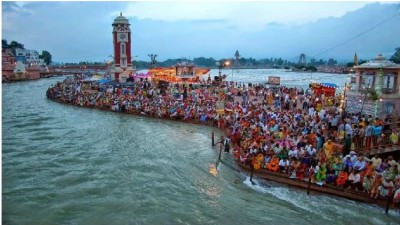 On Ganga Dussehra, the crowd gathered to see the mother Ganga, the devotees took a dip of faith
