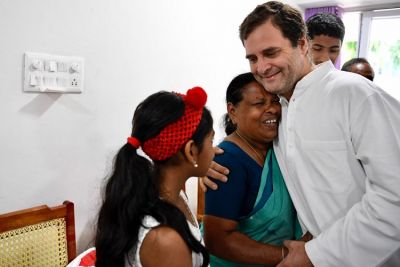 केरल में नर्स राजम्मा से गले मिले राहुल, जिनके सामने लिया था जन्म