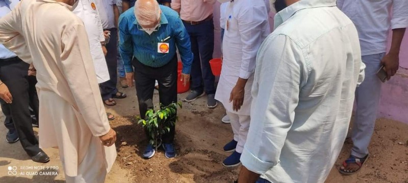 Divisional Commissioner Shri Kavindra Kiawat, who was planting saplings with his feet, photos viral