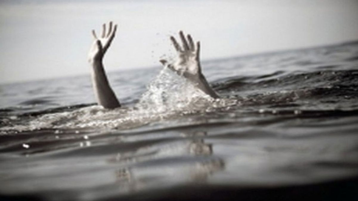 बेटे और एक युवती के साथ नदी में कपड़े धोने गई थी महिला, डूबने से तीनों की मौत