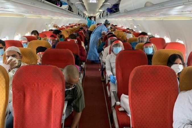 कुवैत में फंसे 45 लोग विशेष विमान से पहुंचे इंदौर, भेजा गया क्वारंटाइन सेंटर