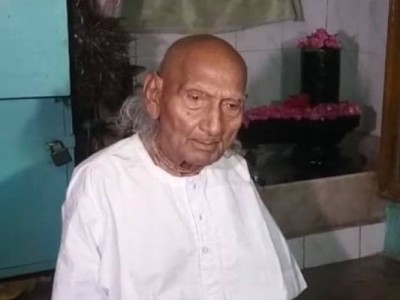 125-year-old man gets corona vaccine in Varanasi, reaches vaccination centre on his own
