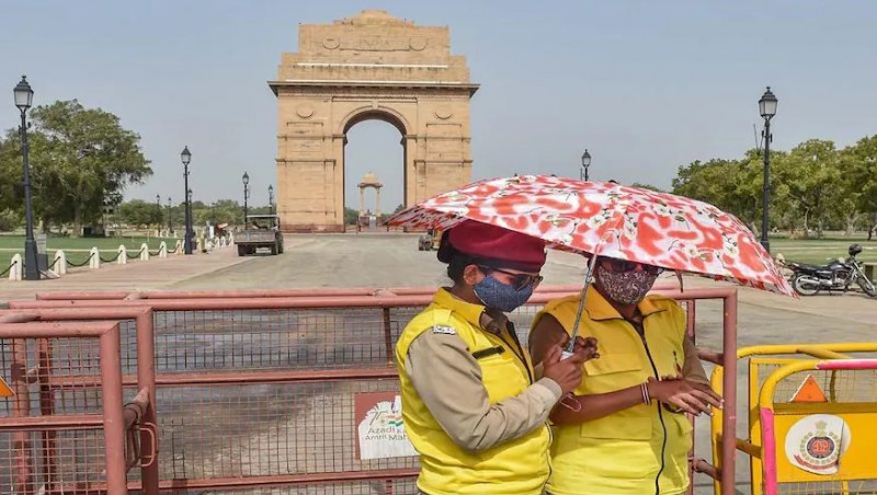 43 डिग्री तापमान से झुलस रही दिल्ली, जानिए आपके राज्य में क्या है गर्मी का हाल
