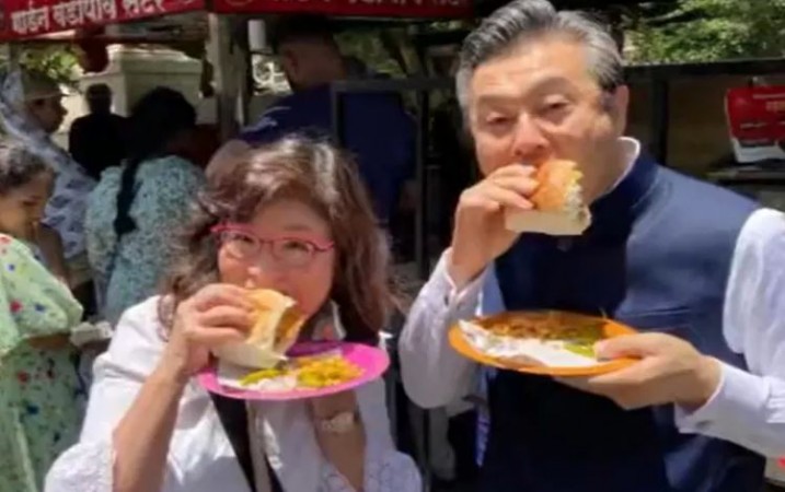सोशल मीडिया पर वायरल हुआ 'मिसल पाव' खाते हुए जापानी राजदूत का वीडियो, तो पीएम मोदी ने ले लिए मजे
