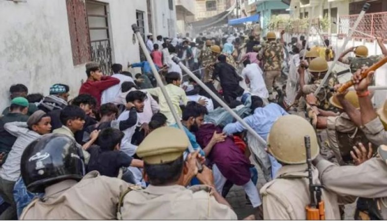 प्रयागराज हिंसा: बच्चों को आगे कर पुलिस पर किया गया पथराव, 5000 पर FIR, 68 गिरफ्तार