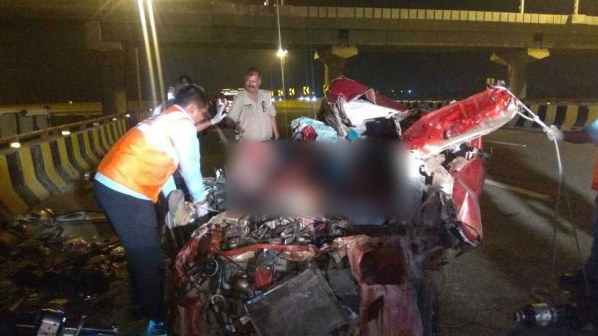 Car and truck collides on Yamuna Expressway, Three killed