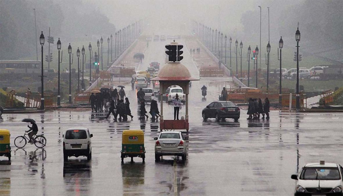 The weather in Delhi changes, chances of rain