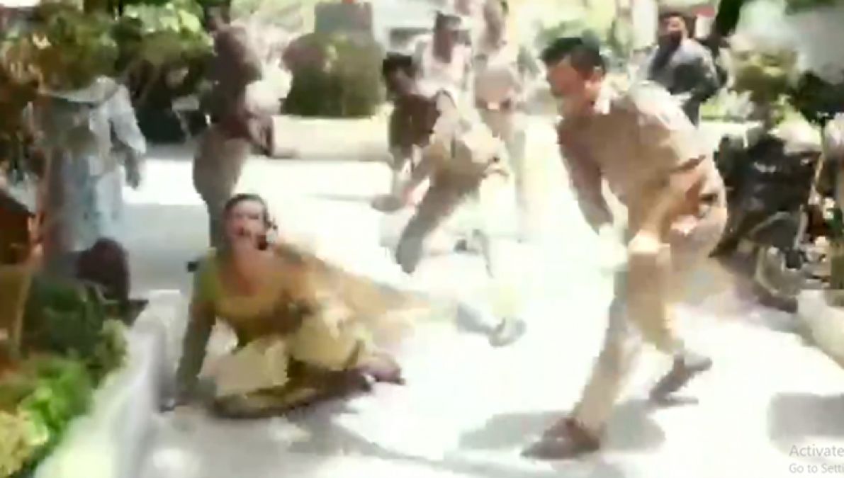 VIDEO: थाने में अर्धनग्न होकर भिड़े किन्नरों के दो दल, पुलिस ने जमकर भांजी लाठियां