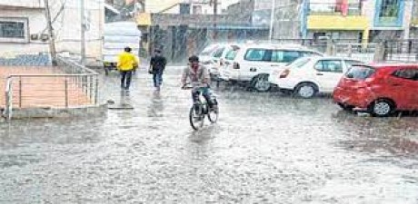 बारिश की पहली फुहार से गर्मी से मिली राहत, इंदौर में जमकर बरसे बादल