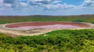 महाराष्ट्र की 50 हज़ार साल पुरानी झील का पानी हुआ गुलाबी, वैज्ञानिक भी हैरान