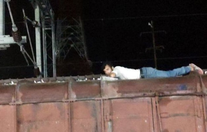 OMG! The young man who slept on the roof of the train, creates panic