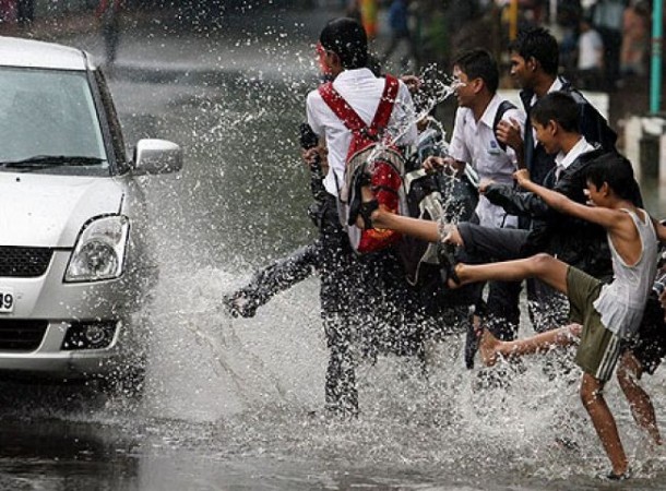 दिल्ली में मौसम ने ली करवट, मुंबई में हुई बारिश