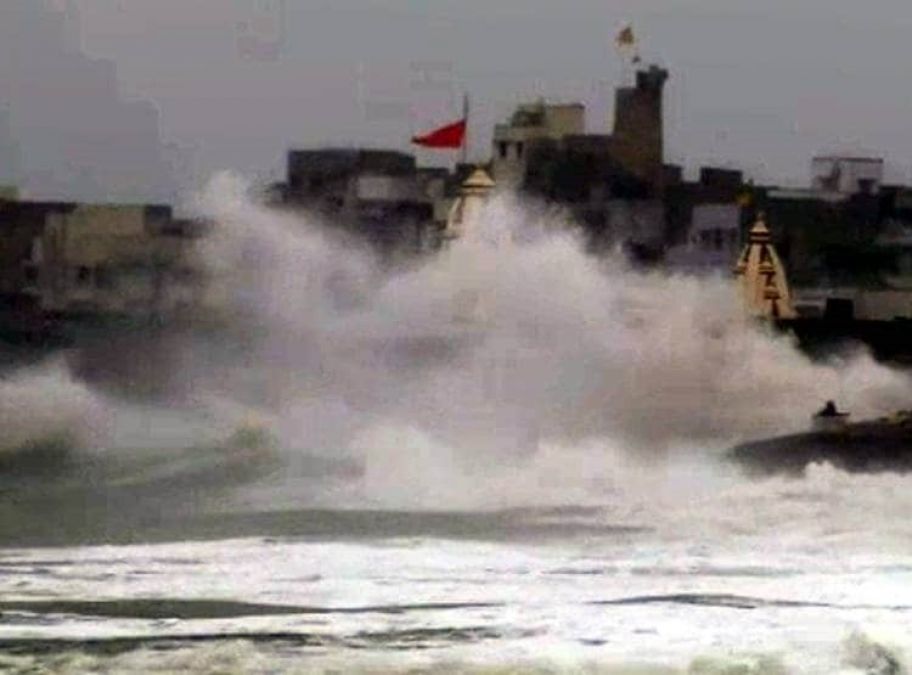 Cyclone Vayu is wreaking havoc in Saurashtra, waves are raising till 155 feet