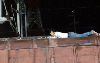 OMG! मालगाड़ी की छत पर सोया था युवक जिसे देख लोगों में मची अफरातफरी