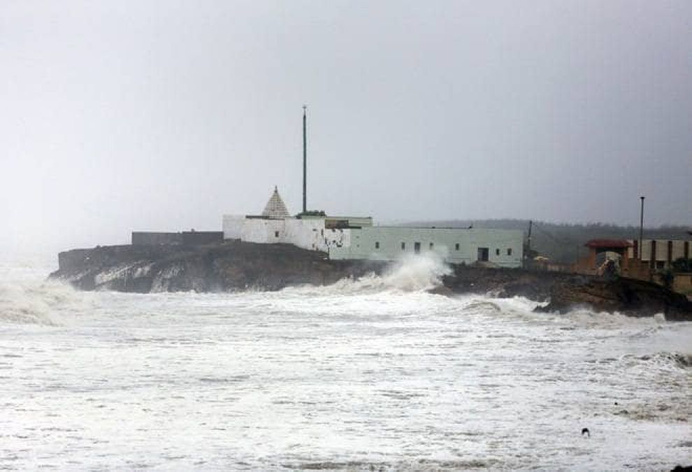 Cyclone ' Vayu ' suddenly changed its course, but crisis still persists