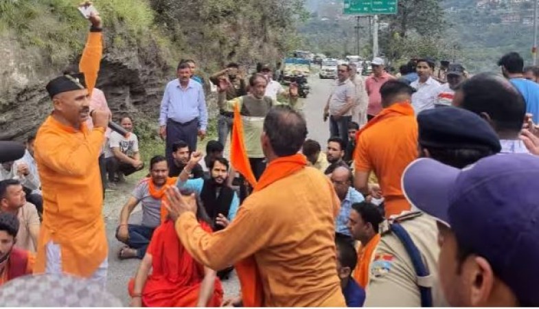 लव जिहाद के खिलाफ सड़कों पर उतरा हिंदू संगठन, महापंचायत पर रोक के बाद जाम हुई सड़कें