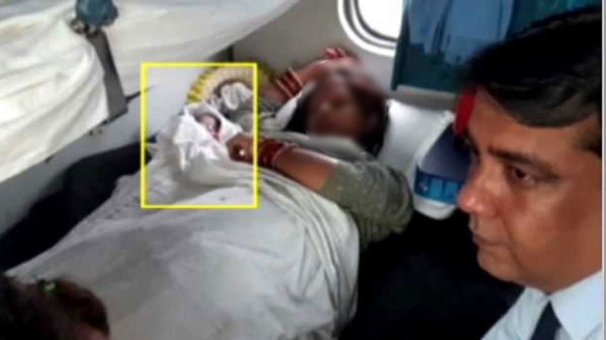 Woman gave birth to baby girl in Rajdhani Express without doctor, TTE helped