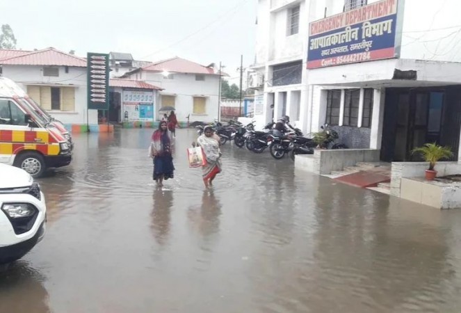 Bihar: Monsoon rain caused water logging in Sadar hospital