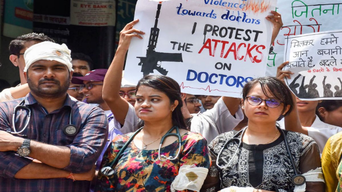Doctors reject Mamata's invitation to talk, says she has to apologize first