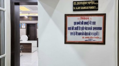 Jhansi: Divisional Commissioner himself cleans his office, reaches office 10 minutes early