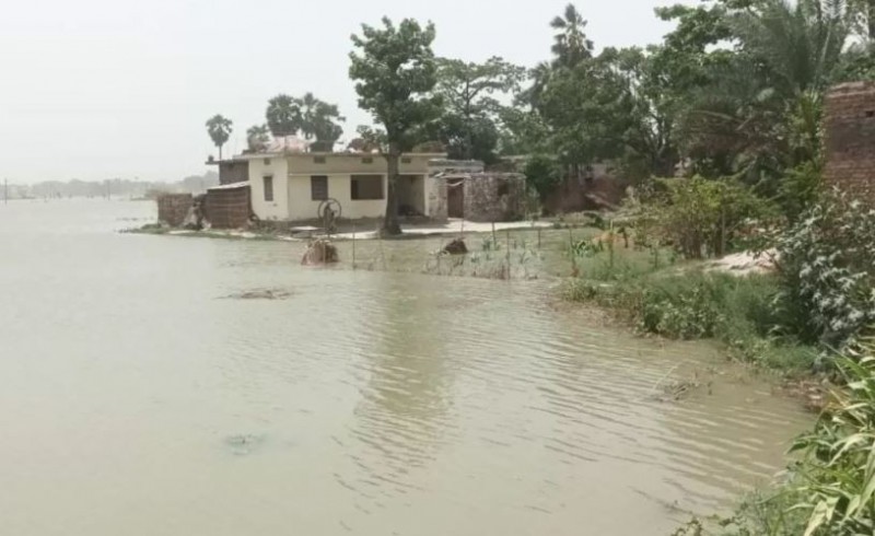 गजब बिहार! गंडक नदी पर बना बाँध टूटा, गाँवों में बाढ़ जैसे हालात, अधिकारी बोले- इसके लिए चूहे जिम्मेदार