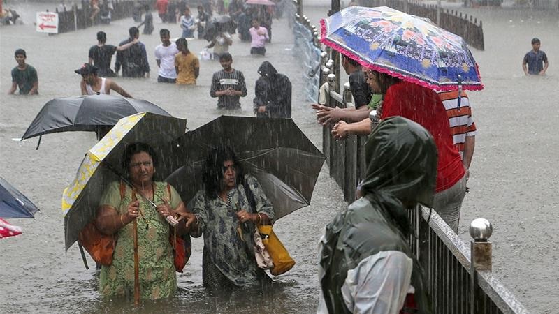 Hundreds of vehicles stuck in NH8 highway, facing bad monsoon