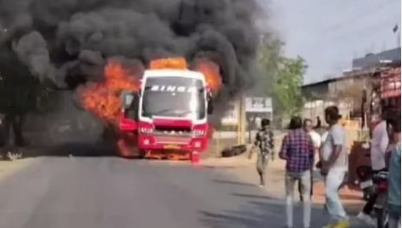 अचानक चलती बस में लग गई भयंकर आग, यात्रियों ने कूद कर बचाई जान