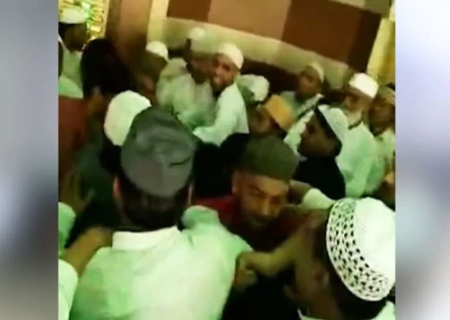 जुमे की नमाज़ के दौरान मस्जिद में लड़ पड़े भाजपा और सपा समर्थक, हिरासत में 8 लोग