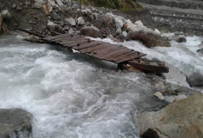 Indian soldiers force to reach China border with this broken bridge