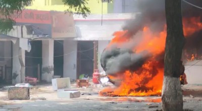अग्निपथ: अलीगढ़ में उपद्रवियों ने फूंक डाली पुलिस चौकी, दरोगा की कार में भी लगा दी आग