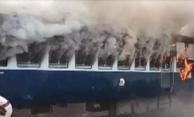 अग्निपथ योजना: प्रदर्शनकारियों ने फूंकीं ट्रेनें, तो दिल्ली मेट्रो ने उठाया ये कदम