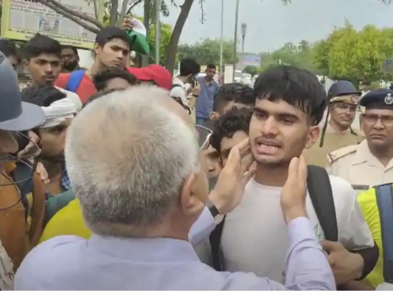 Haryana: 'Agneepath' protestor cried hugging the duty magistrate