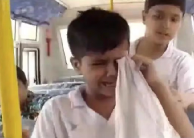 'अग्निपथ स्कीम' का विरोध कर रहे उपद्रवियों के बीच फंसी स्कूल बस, वायरल हुआ रोते हुए बच्चे का VIDEO