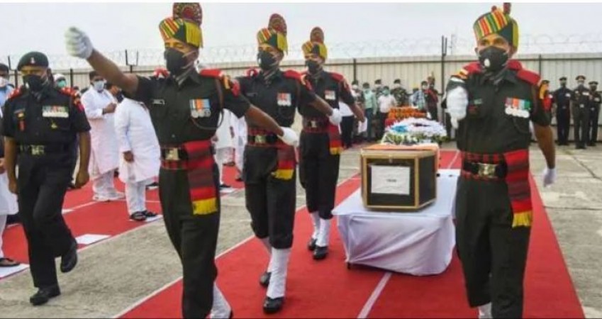 People paid tribute to 'brave' martyr soldiers with moist eyes