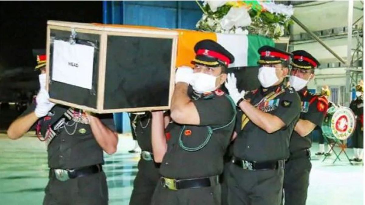 People paid tribute to 'brave' martyr soldiers with moist eyes