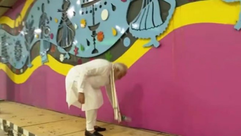 VIDEO: PM Modi arrives to inaugurate, suddenly starts picking up garbage