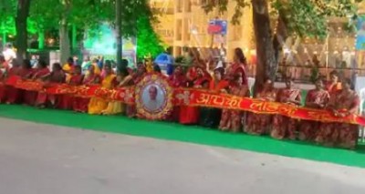 इंदौर पहुंचे सीएम शिवराज का लाड़ली बहनों ने किया भव्य स्वागत, सौंपी 30 फीट लम्बी राखी