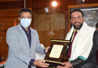 J& K administration honored Mahfooz Ilahi who conquered Mount Everest