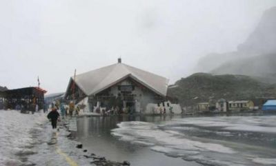 Hemkund Sahib's pilgrims stopped in Ghangaria due to heavy snowfall