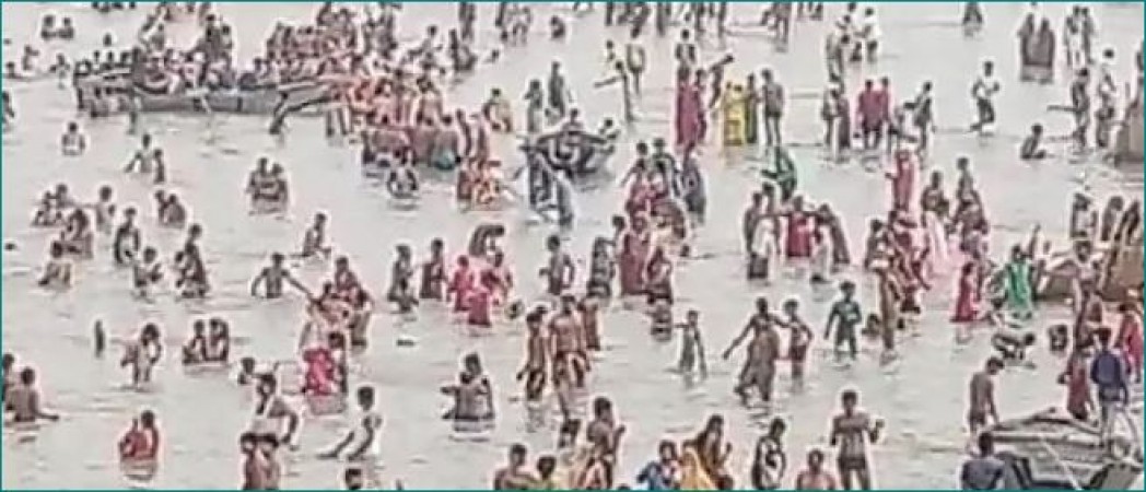 No mask-no social distancing: People  flout corona rules on Ganga Dussehra