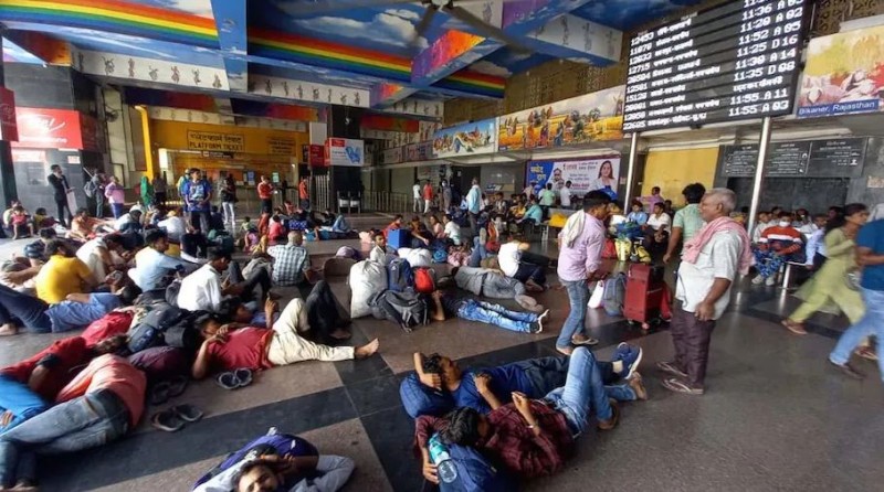 रेलवे स्टेशनों पर फंसे यात्रियों का क्या कसूर ? अग्निपथ विरोधी उपद्रव के चलते 539 ट्रेनें रद्द