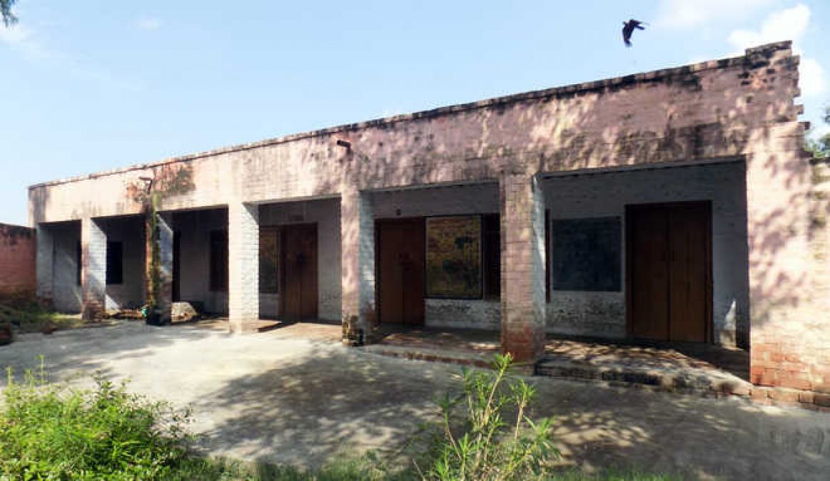Students studying in shabby building of primary school, future in darkness