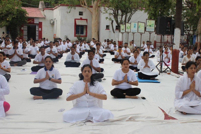 अंतर्राष्ट्रीय योग दिवस के अवसर पर इंदौर में योग अभ्यास कार्यक्रम का आयोजन हुआ