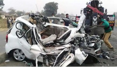 तेज रफ़्तार ट्रक ने कार को रौंदा, 5 लोगों की दर्दनाक मौत