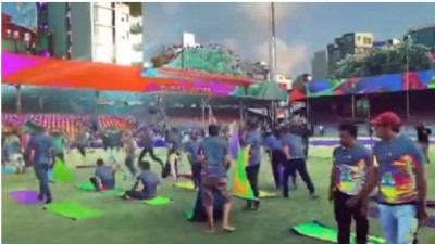 Terror of fundamentalists on 'Yoga Day', people meditating in the stadium were threatened and driven away.. Video