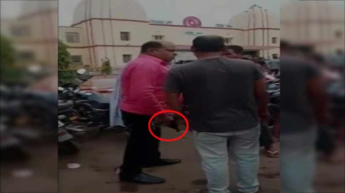 Just for Rs 5, this short-tempered man showed Gun to the Rickshawwala; know what's the matter!