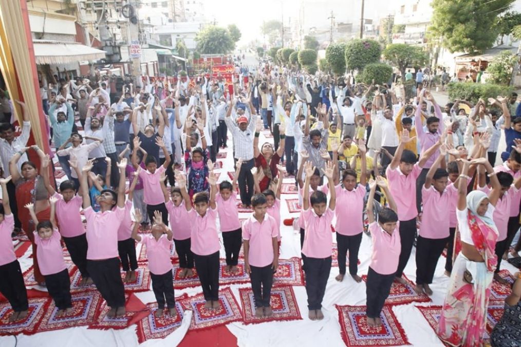 5 वें अंतर्राष्ट्रीय योग दिवस पर 751 दिव्यांगों के साथ लगाया वृहद योग शिविर