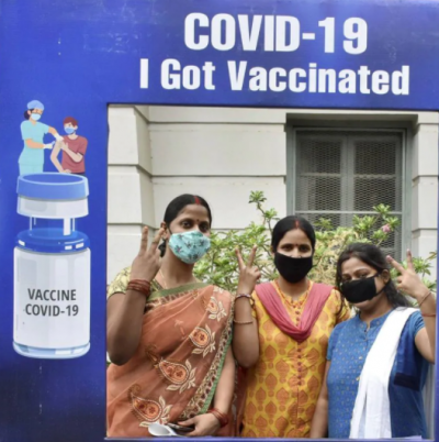 इंदौर: वैक्सीनेशन करवाने वाले लोगों को मिल रहे महंगे गिफ्ट, रेफ्रिजरेटर और पोहा-लस्सी