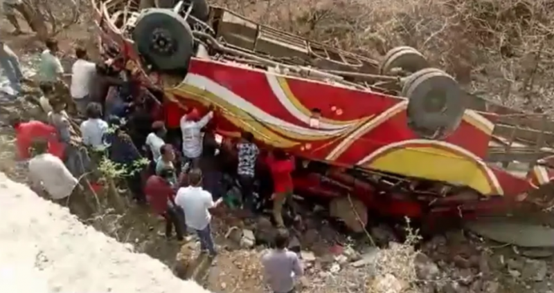A painful accident happened in Indore, a bus full of passengers overturned at Bherughat, many people lost their lives